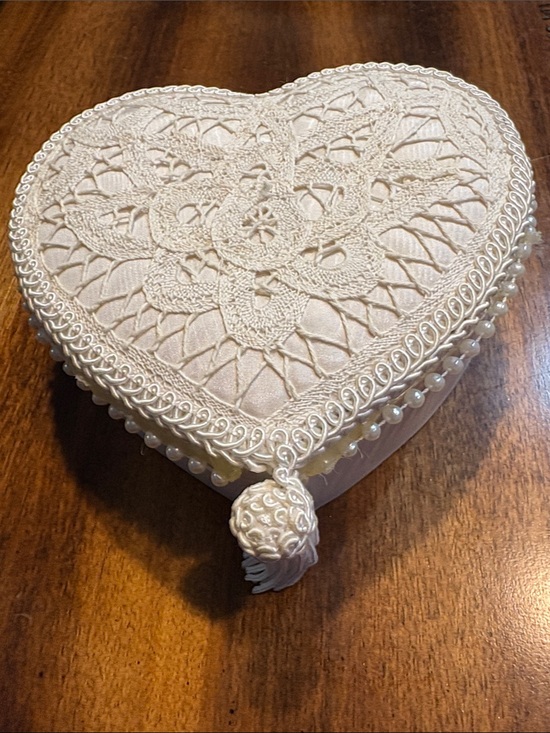 None Other - Elegant Vintage Heart-Shaped Lace Jewelry Box in Cream